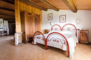 sypialnia z dużym łóżkiem w pokoju w obiekcie Agriturismo Ca'de'Gatti w mieście Faenza