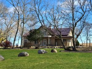 une maison avec des rochers dans la cour dans l'établissement Boji Cottage off West Lake Okoboji, à Okoboji