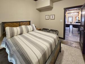 une chambre avec un lit et une salle à manger dans l'établissement Boji Cottage off West Lake Okoboji, à Okoboji