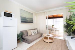 una sala de estar con un sofá y una mesa en Tranquil Coastal Escape, Porís de Abona, en Porís de Abona