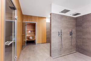 uma casa de banho com um chuveiro e uma cabina de duche ao nível do chão em VISIONAPARTMENTS Vevey - contactless check-in em Vevey
