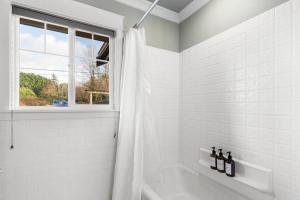 Ένα μπάνιο στο Renton Lakeside Oasis, Lakeview, 4B 2,5B, Spacious +30 φωτογραφίες