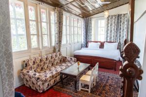 เตียงในห้องที่ Arvelia Mansion by Da Alohas with 100 years of heritage luxury