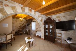 Μια τηλεόραση ή/και κέντρο ψυχαγωγίας στο Fioro Stone House