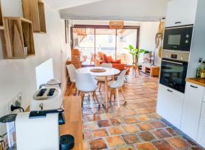 a kitchen with a table and chairs in a room at Nî'douillet-P3 Terrasse et climatisé-coeur de ville in Nîmes +22 photos