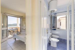 ein Bad mit WC und Meerblick in der Unterkunft Golfo Aranci Apartments With Ac in Marinella
