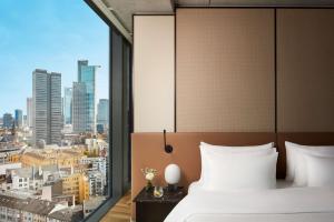 Postel nebo postele na pokoji v ubytování NH Collection Frankfurt Spin Tower