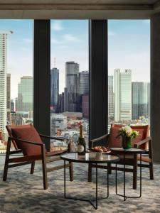 Posezení v ubytování NH Collection Frankfurt Spin Tower