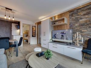 Zdjęcie z galerii obiektu Appartement cosy rénové à Tignes, proche des pistes, balcon, wifi - FR-1-641-13 w mieście Tignes