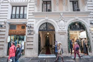 grupa ludzi wchodzących do sklepu w obiekcie Spanish Steps Art Apartment w Rzymie
