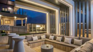 Khu vực ghế ngồi tại Grand Aqua Luxury Villa by Mintzi