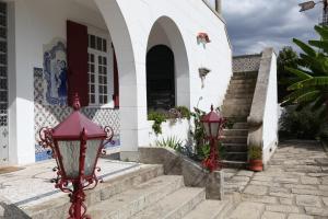 una casa con una lámpara roja frente a una escalera en Quinta de Santo Antonio, en Muro