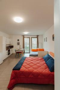 シエナにあるCasa R&R !Relax a 10' da Piazza del Campo! Parking Freeのベッド2台とテーブルが置かれた寝室