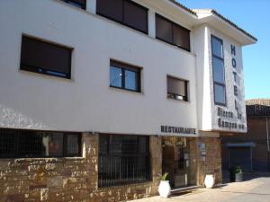 un edificio blanco con un cartel que dice westminsterknife en Tierra de Campos, en Osorno