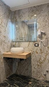 un bagno con lavandino e specchio di Bed and Breakfast Eritrea a Roma