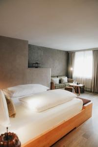 Letto o letti in una camera di Boutiquehotel Weisses Rössl
