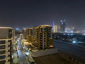 迪拜Stylish 3BR Apartment with Burj Khalifa & Pool Views的相册照片
