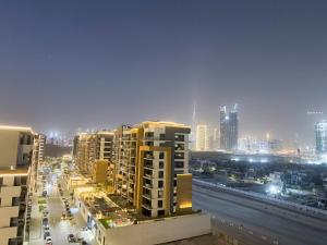 迪拜Stylish 3BR Apartment with Burj Khalifa & Pool Views的相册照片