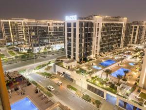 迪拜Stylish 3BR Apartment with Burj Khalifa & Pool Views的相册照片