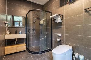 Ένα μπάνιο στο Mutianyu Great Wall Jingshan First House Boutique B&B