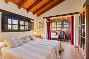 Ένα ή περισσότερα κρεβάτια σε δωμάτιο στο Casas rurales Valle de Bueida, jacuzzi solo en las casas el El Palacio y Viscárcel