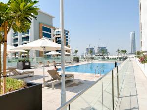 迪拜Stylish 3BR Apartment with Burj Khalifa & Pool Views的相册照片