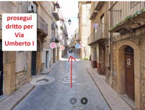 an empty alley with a red arrow on a street at Un nido nel Borgo in Piazza Armerina