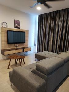 TV a/nebo společenská místnost v ubytování Kuching BDC Rex Apartment Near KPJ + 10 fotografií