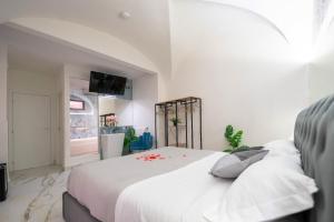 ETNEA 208 LUXURY JACUZZI SUITE Catania客房内的一张或多张床位