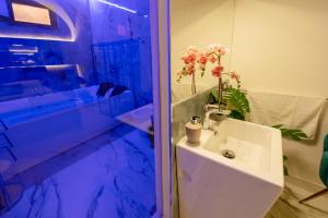 ETNEA 208 LUXURY JACUZZI SUITE Catania的一间浴室