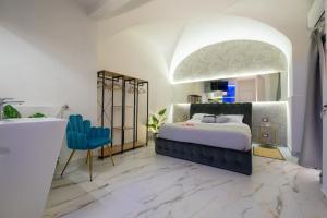 卡塔尼亚ETNEA 208 LUXURY JACUZZI SUITE Catania的一间带床的卧室和一间带水槽的浴室