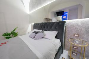 ETNEA 208 LUXURY JACUZZI SUITE Catania客房内的一张或多张床位