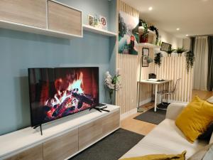 - un salon avec une cheminée dans l'établissement ESTUDIOS 55 - - CÉNTRICO - RH Santander, à Santander