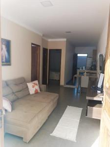 a living room with a couch and a table at Ambiente Familiar e Próx a Tudo! in Prado