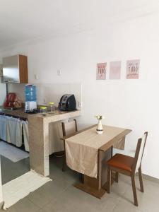 a kitchen with a table and a table and chairs at Ambiente Familiar e Próx a Tudo! in Prado