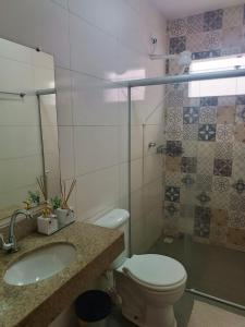 a bathroom with a toilet and a sink at Ambiente Familiar e Próx a Tudo! in Prado +28 photos