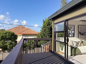 Balkón nebo terasa v ubytování The Luxe Hidden Gem Villa in Auckland Heart - 3 Bedrooms near Newmarket WestfieldMall