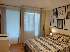une chambre avec un lit et une grande fenêtre dans l'établissement ESTUDIOS 55 - - CÉNTRICO - RH Santander, à Santander