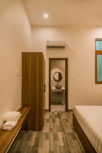 Postel nebo postele na pokoji v ubytování De V’Charm Hotel