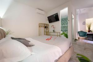 ETNEA 208 LUXURY JACUZZI SUITE Catania客房内的一张或多张床位