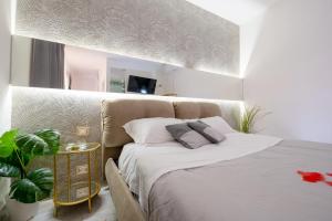 ETNEA 208 LUXURY JACUZZI SUITE Catania客房内的一张或多张床位