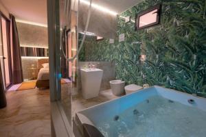 ETNEA 208 LUXURY JACUZZI SUITE Catania的一间浴室