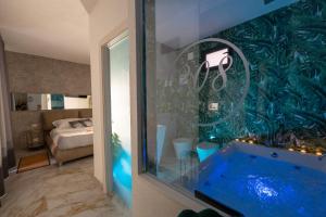 卡塔尼亚ETNEA 208 LUXURY JACUZZI SUITE Catania的一间客房内的蓝色浴缸浴室