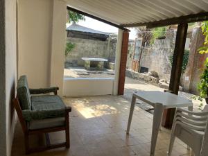 d'une terrasse avec une table, une chaise et une table. dans l'établissement Casa en Costa Azul - Rocha - Frente al mar, à La Paloma 18 autres photos