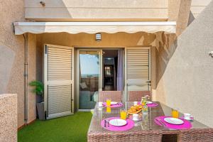 Una mesa con platos de comida encima. en MEDANO4YOU Sunrise Medano, en El Médano