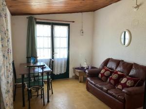 un salon avec un canapé en cuir et une table dans l'établissement Casa en Costa Azul - Rocha - Frente al mar, à La Paloma