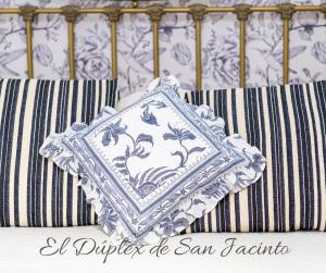 una cornice che poggia sopra un letto di El Dúplex de San Jacinto a Siviglia