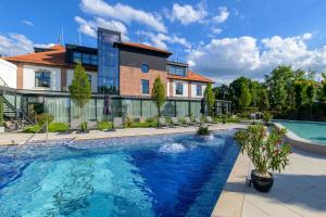 สระว่ายน้ำที่อยู่ใกล้ ๆ หรือใน Bordűr Wellness Hotel Superior és Szőnyegmúzeum +144 ภาพ