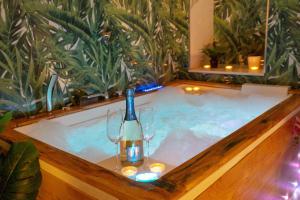 Foto Catanias asuva majutusasutuse ETNEA 208 LUXURY JACUZZI SUITE Catania galeriist