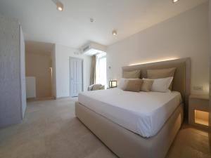 a large white bedroom with a large white bed at HOTEL BARONE DI MARE in Torre dell'Orso